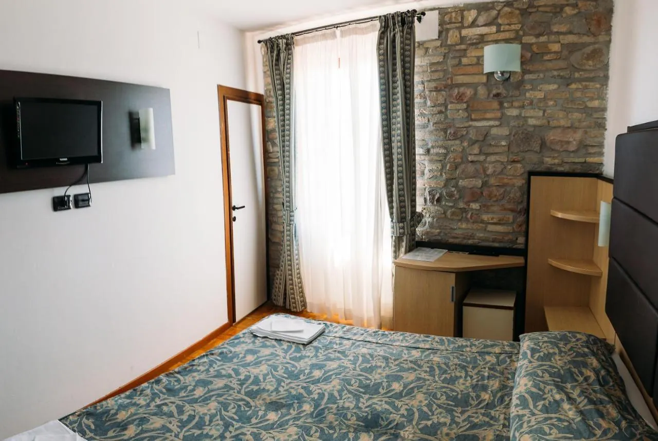 Hotel Il Castello Assisi 3*,  Italy